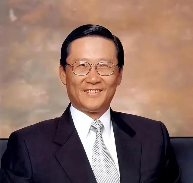 1996年，他与董建华竞选特首失败，没想到，却成了香港头号包租公