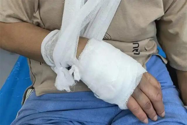 医生提醒:80岁以上的高龄老人,宁愿出去串门,也别做这5件事!