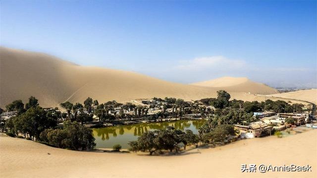 中国最大沙漠中唯一的城市，生活着2万人，周边300公里被黄沙覆盖