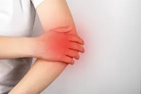 摔跤后，胳膊很酸痛，会不会骨折？该不该去拍片呢？图片