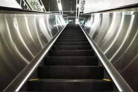 全国多地扶梯取消左行右立倡议图片