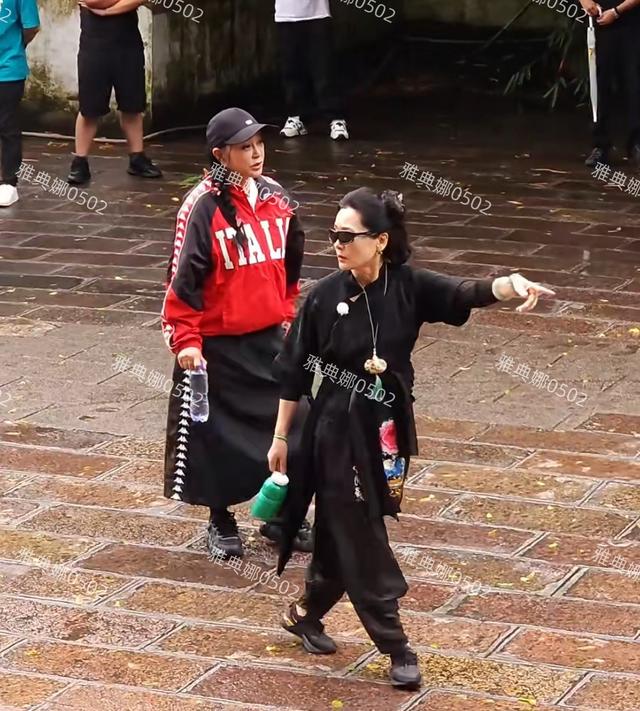 刘晓庆70的年纪18的打扮宁静矮黑胖，夕阳红老年团硬夸成一路繁花
