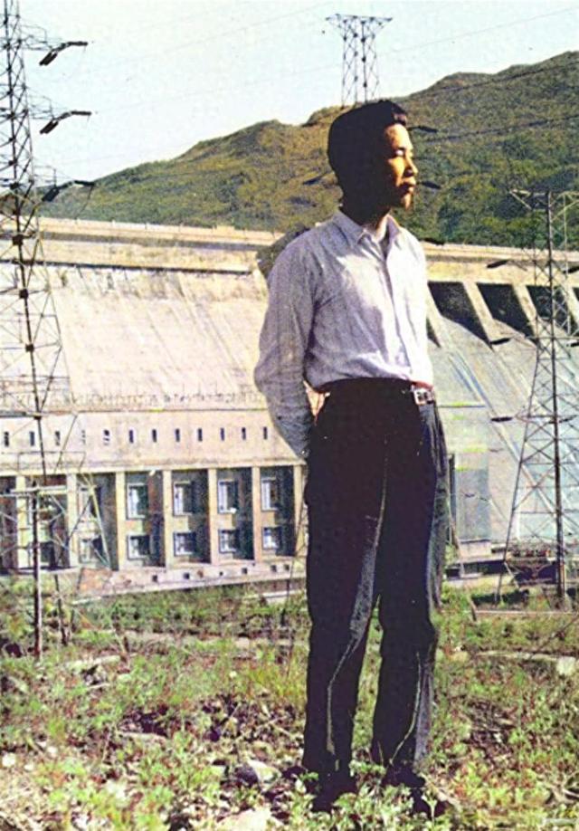 李鹏总理儿媳罕见留影，五官端正长相大气，爷爷功勋卓著比肩元帅