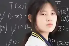 姜萍手抓蛤蟆拍照登上热搜榜！网友起名天马行空，各显奇才！图片