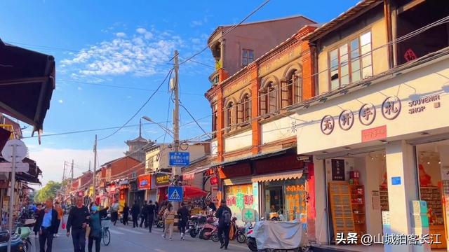 中国这座城市，GDP超万亿却没有地铁，凭啥让游客来了就不想走？