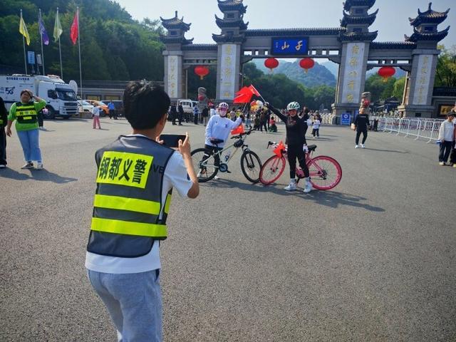 志愿者守护千山 以服务绘就文明旅游风景线