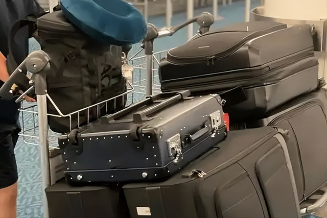 日本机场挤满了回国的人：有人提前结束行程，有人辞工返华