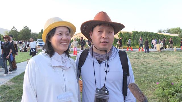 鸣沙山月牙泉七夕夜：情侣夫妻齐聚爱情圣地共谱浪漫乐章