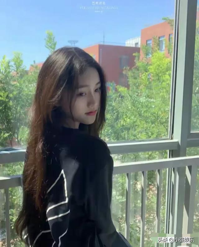 河南校花谢卓亚美貌惊艳全网，网友惊叹：美到让人怀疑人生！