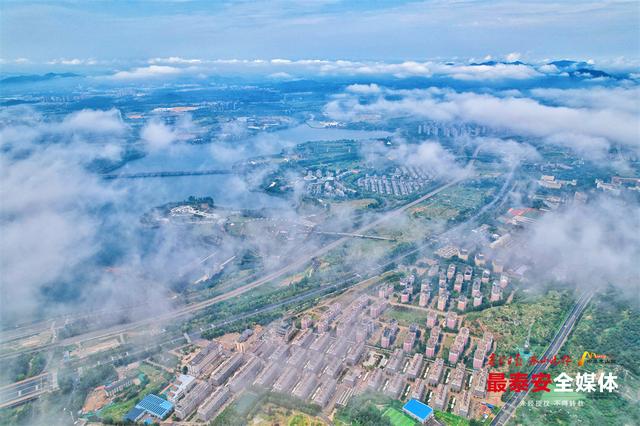 雨后云海漫城郭 半是仙境半是城