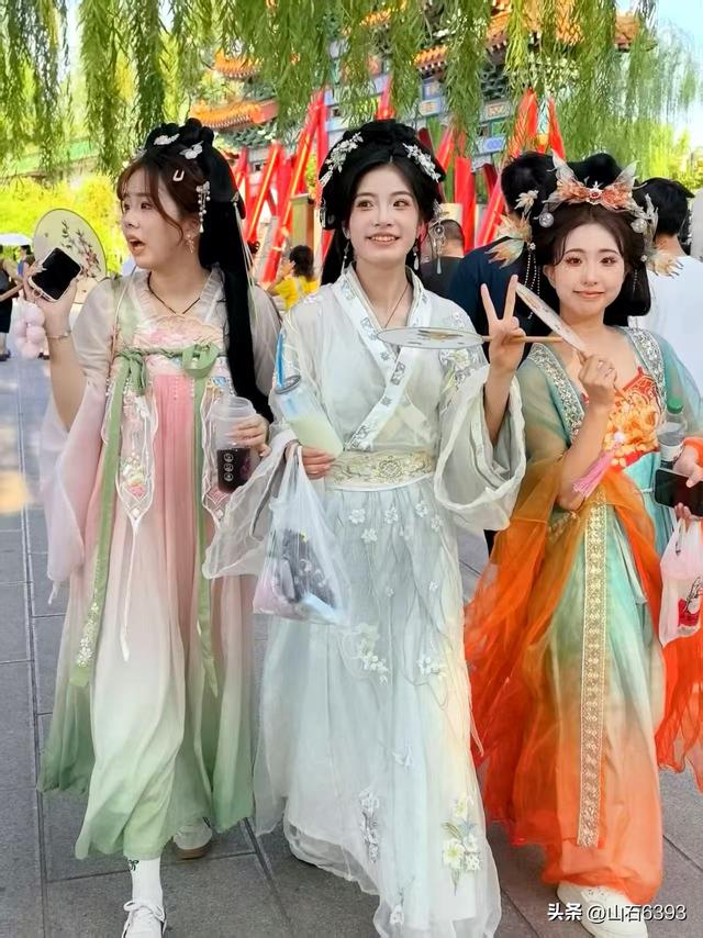 《雨荷厅畔荷香美女乐》～新华社原军事记者陶俊峰泉城大明湖美拍