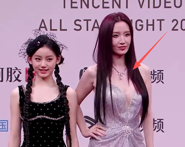 海南红毯好俗	，毛晓彤挤出副乳，张萌深V不怕走光，宋茜胸骨凸出