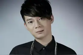 38岁歌手六哲回老家补办婚礼！戴假发遭网友质疑：这确定是六哲？图片