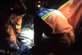 河南开封 一男子出行时因天黑没看清路，连人带车掉进泥坑图片