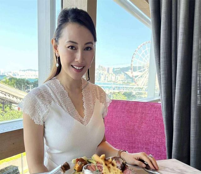 香港知名女星移民失败回流香港，平台上售卖大尺度照片，付费观看