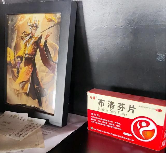 送曹操布洛芬，给孙权张辽卡，抽象上坟背后是年轻人的浪漫