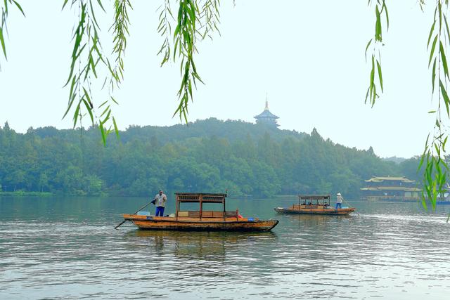 西湖：一砚秋水写晨光