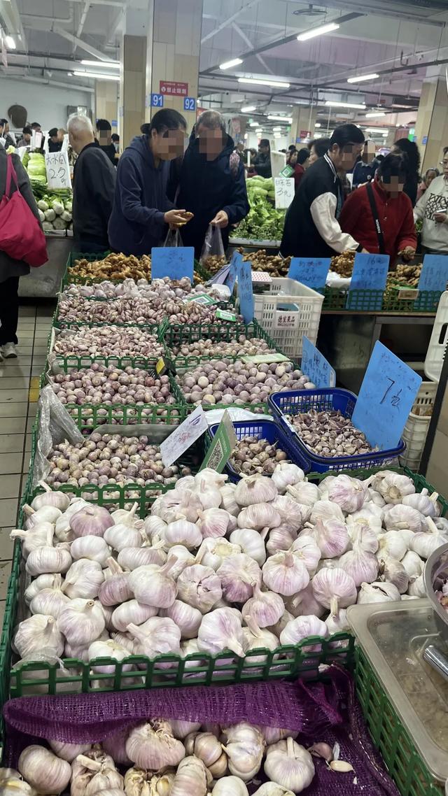 轨道直达的赶场地！地方超大，东西多，买菜这些超方便