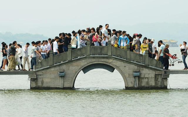 最差旅游季节的暑期，为何成了多数景区的旺季？原因是“没办法”