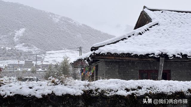 一匹黑马暴雪中压马路，夫妻房车旅居川西，靠充电桩续命！