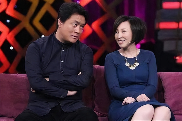 她19岁与导演私奔，在地下室裸婚连生3胎，今被丈夫用9部剧捧红