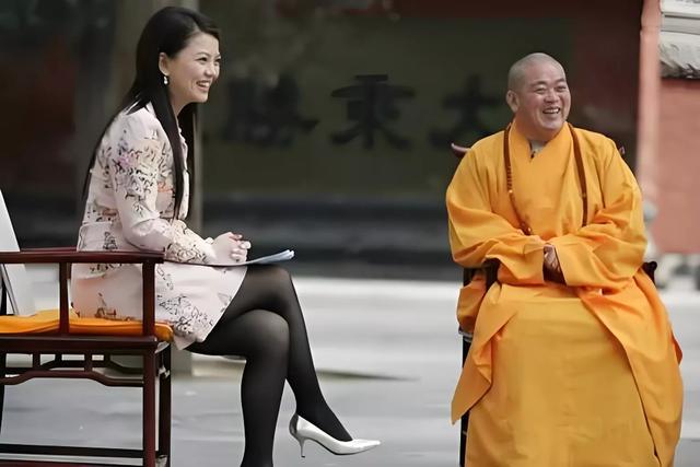李湘少林寺旧照曝光！32岁黑丝短裙惊艳全场，释永信眼神成焦点
