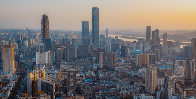 刚从湖南回来，毫不客气说，长沙是省会中，城建最好最霸气的城市