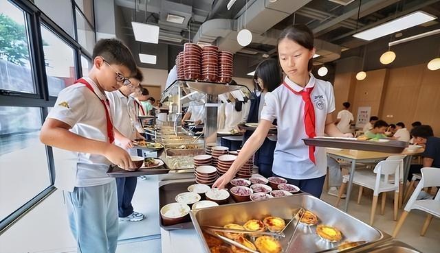 北京下了死命令：2027年底前，所有中小学必须告别“校外配餐”