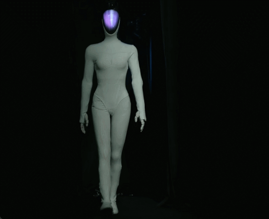 机器人里藏真人？小鹏现场“扒皮”澄清，女性设计引“擦边”争议