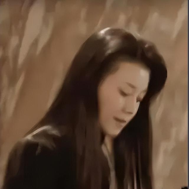 与四婚名导同居三年流产两次不结婚，转身下嫁穷小子，如今咋样？