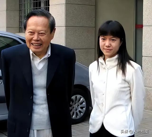 杨振宁去世后，翁帆再发文，49岁无子女的她，早已被安排好了退路