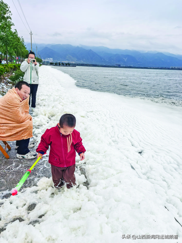 运城盐湖“泡泡海”：风起时，大自然摇出巨型香槟
