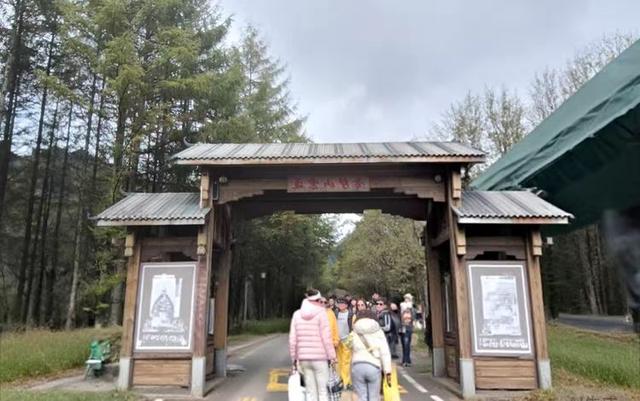 排队游览光雾山