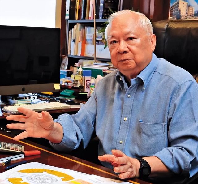 香港富豪：向美国捐1亿，又给大陆砸670亿，竟被李嘉诚“威胁”