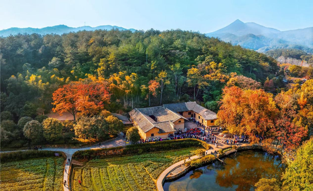 每日一景|湖南韶山：苍翠山峦衬托红色底蕴
