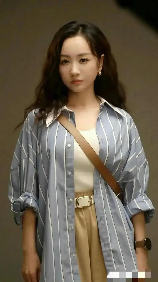 杨蓉这胸是真的吗？跟两个足球一样了，真的非常好看了