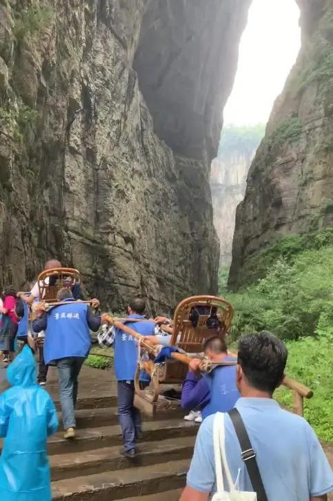 263斤男子坐滑竿上山,花2万请9名轿夫轮流抬,原因流出 网友炸锅