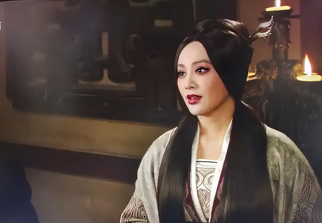 她陪他睡了30年，生下2个儿子，最后却亲手将他毒杀在自己寝宫里
