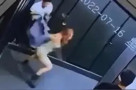 狂男扯女子头发拽入厕所，露出意图不轨！图片