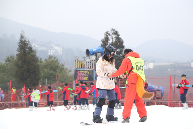 网络达人化身童话NPC，沉浸式打卡玉舍雪山滑雪场