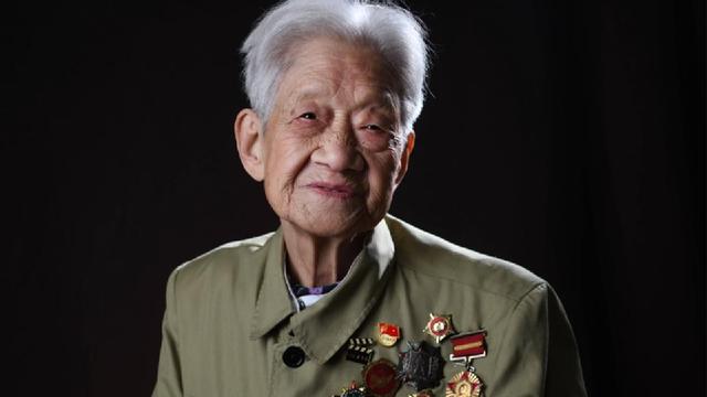 上甘岭，16岁女兵王清珍遇男兵因伤排尿难，二话不说用嘴助其排尿