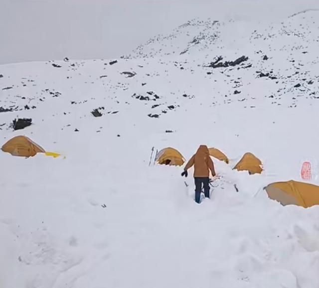 从珠峰东坡暴雪被困看户外探险的安全与责任
