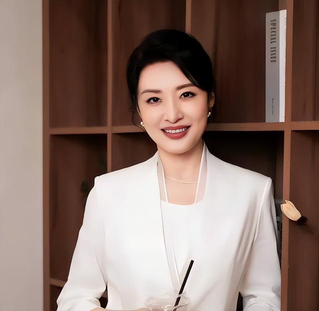 她是“央视一姐”，结婚12年选择离婚，坦然：婚姻给我的尽是痛苦