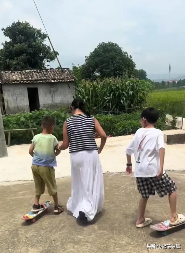 寻亲女孩懂得感恩，回比利时前，看望短暂收养家庭，送外甥滑板车