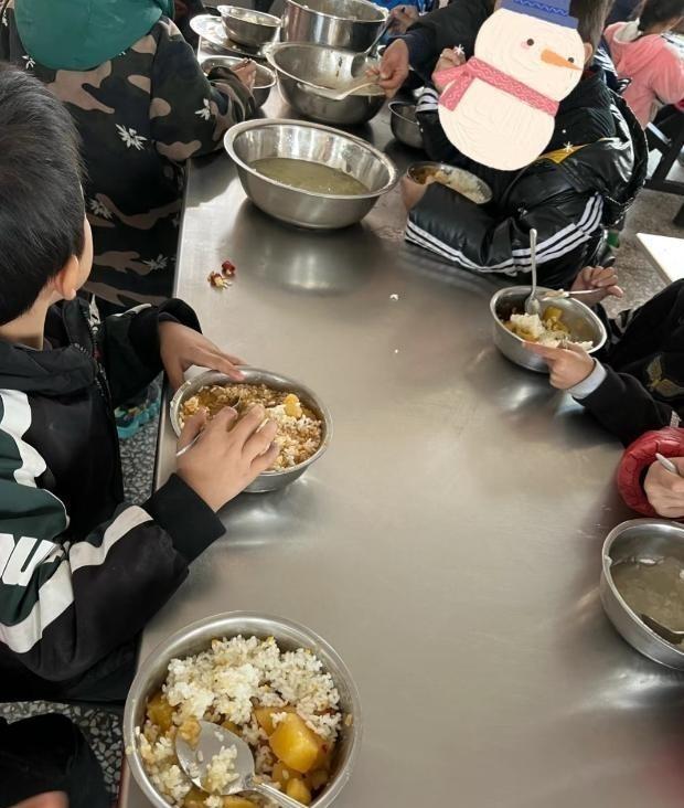 北京下死命令了：在2027年底前，所有中小学必须告别“校外配餐”