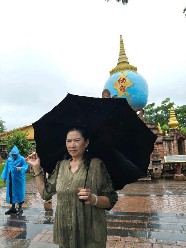 全国知青游览美丽的一寨两国