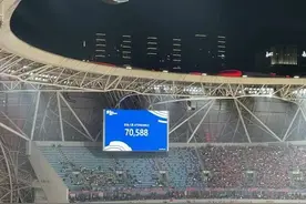 70588名现场观众，国足还是输了！王大雷出现重大失误黄油手，本人回应图片