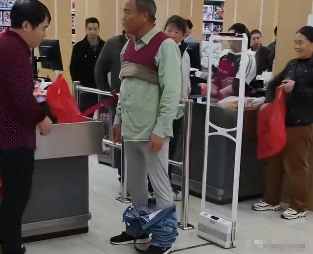 六旬老人超市脱衣证清白，只剩内衣裤时警报仍响	，后续：警方通报双方和解，超市老板身份被扒