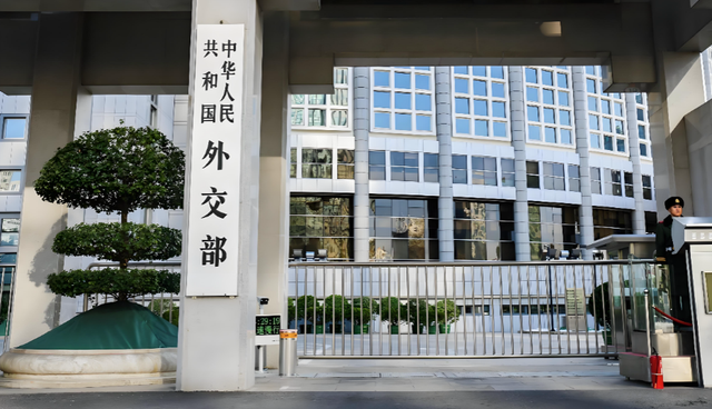 日本扛不住了，石破茂出面降温，中方二字绝杀，高市休想蒙混过关