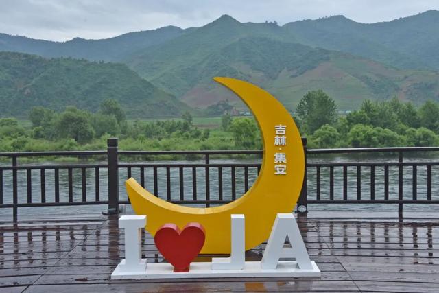 东北这条封神边境路，接下来1个月绚烂如画，串联中国最极致的秋